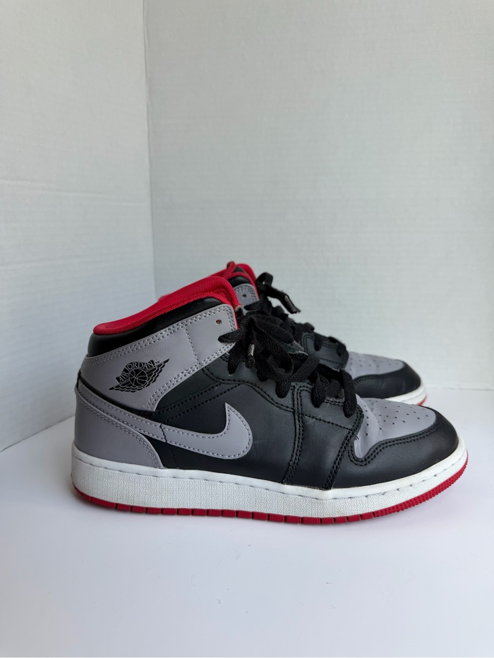 Nike Air Jordan 1 Mid GS Bred Shadow Red Black Grey Sneakers 6 Youth 7.5 Women